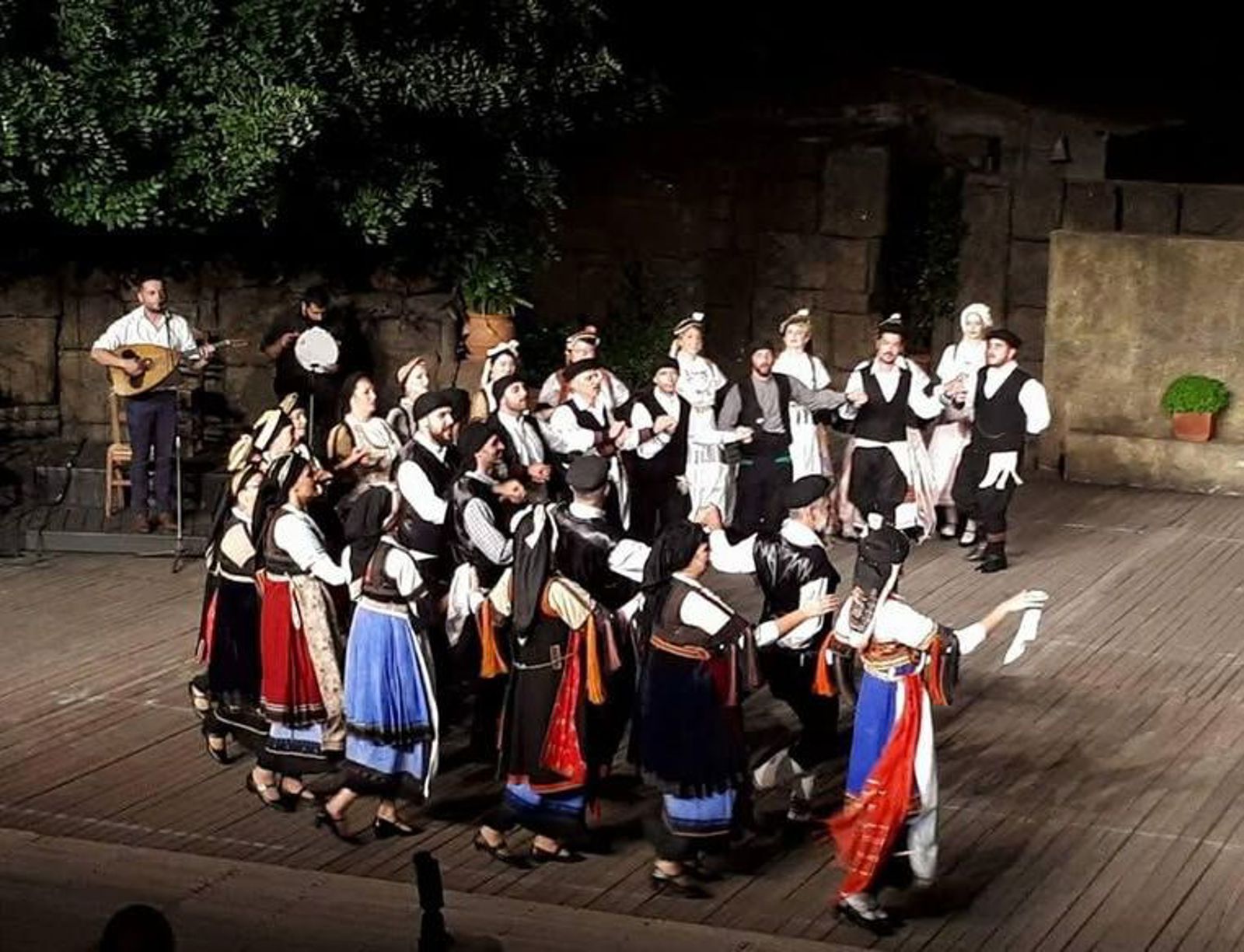 ΕΚΔΗΛΩΣΗ ΤΟΥ ΕΚΠΟΛΙΤΙΣΤΙΚΟΥ & ΛΑΟΓΡΑΦΙΚΟΥ ΟΜΙΛΟΥ ΚΑΛΥΒΙΩΝ (Ε.Λ.Ο.Κ.).